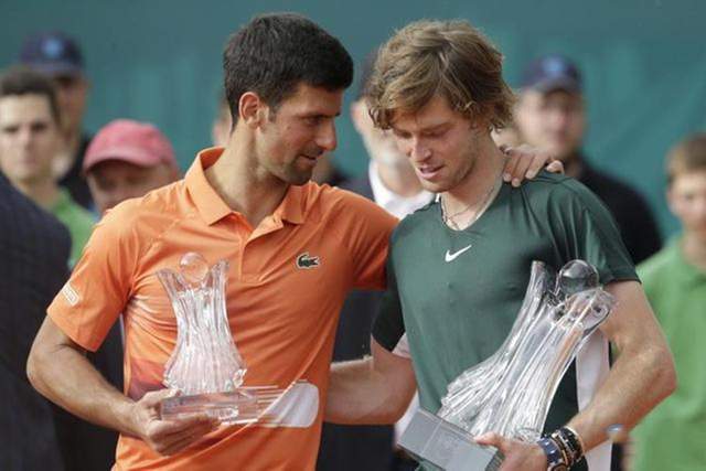 球场上的友 球场上的友