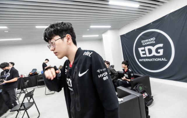 特别是在比 特别是在比